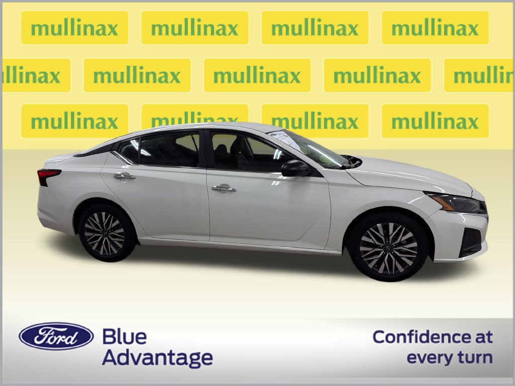 Used 2025 Nissan Altima 2.5 SV FWD image 2