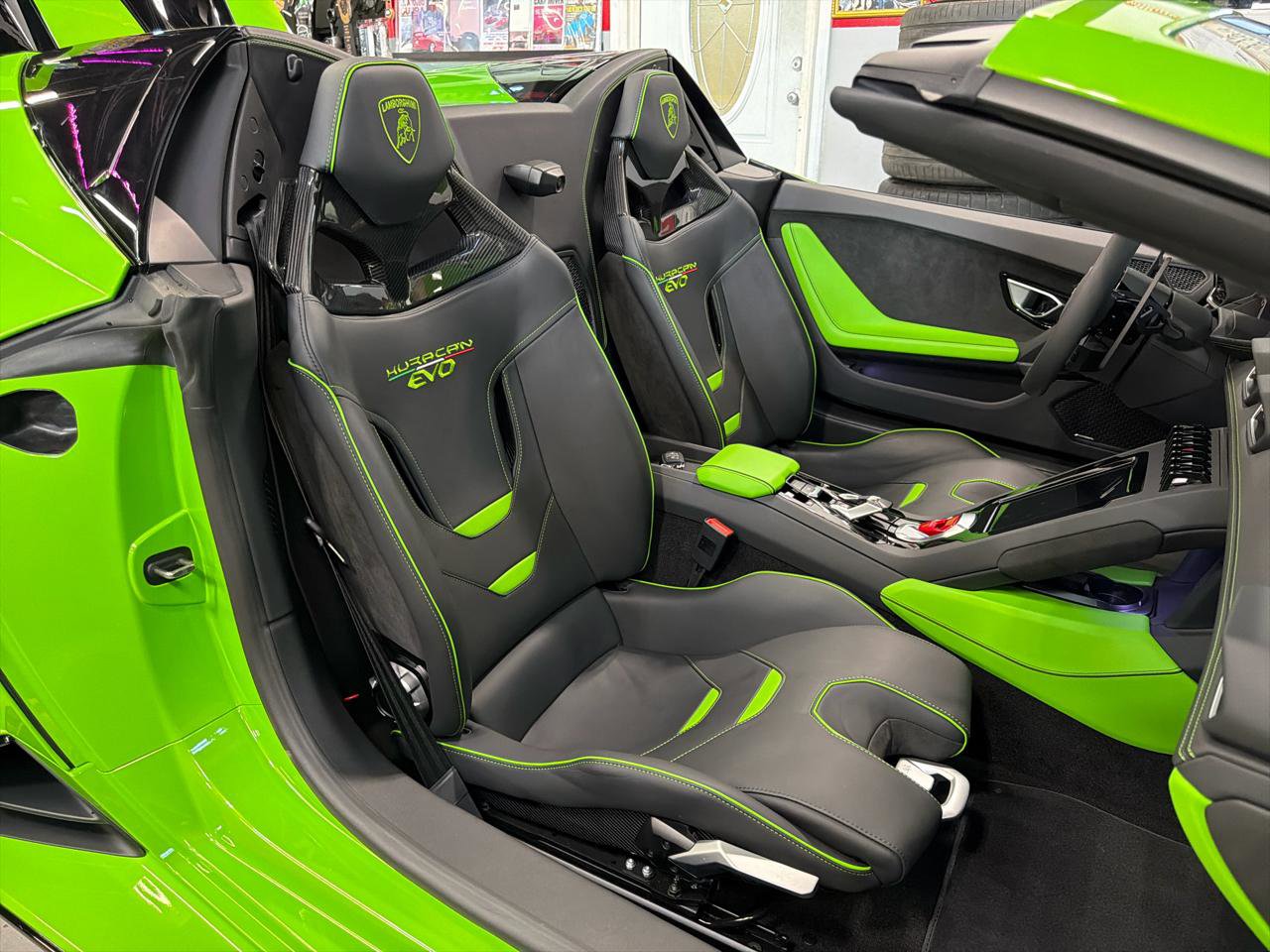 Used 2024 Lamborghini Huracan EVO AWD/4WD image 23