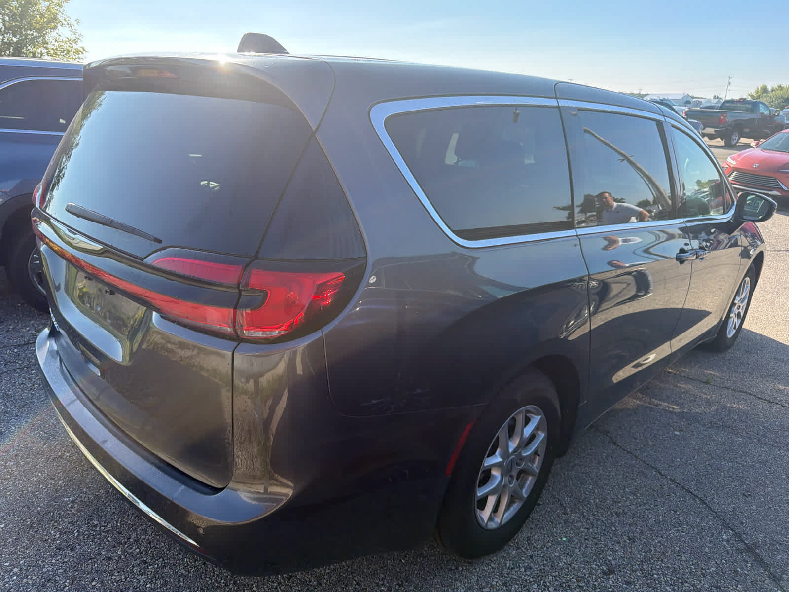 Used 2023 Chrysler Pacifica Touring-L FWD image 4