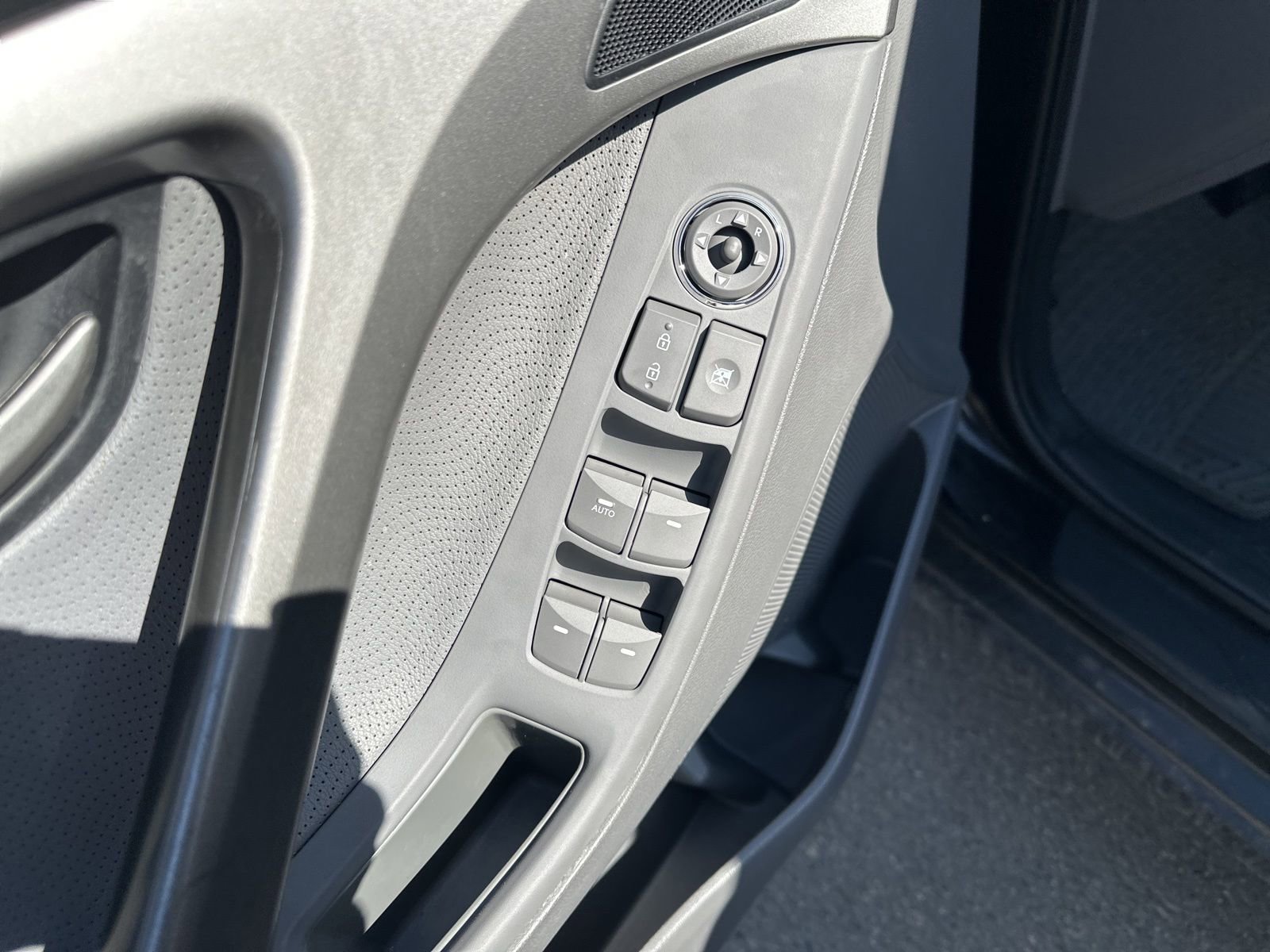 Used 2013 Hyundai Elantra Limited w/ Technology Pkg FWD image 17