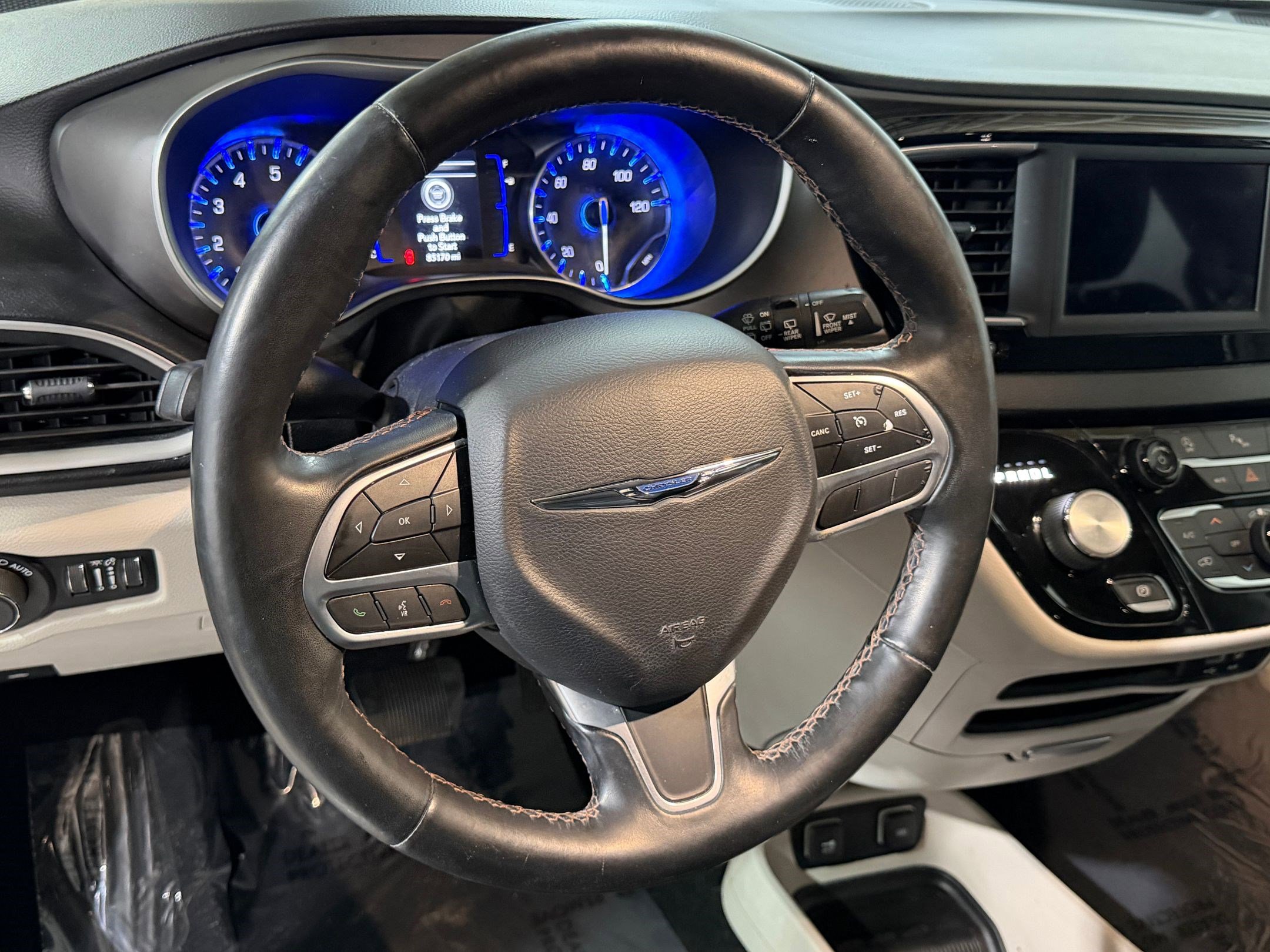 Used 2020 Chrysler Pacifica Touring-L FWD image 14