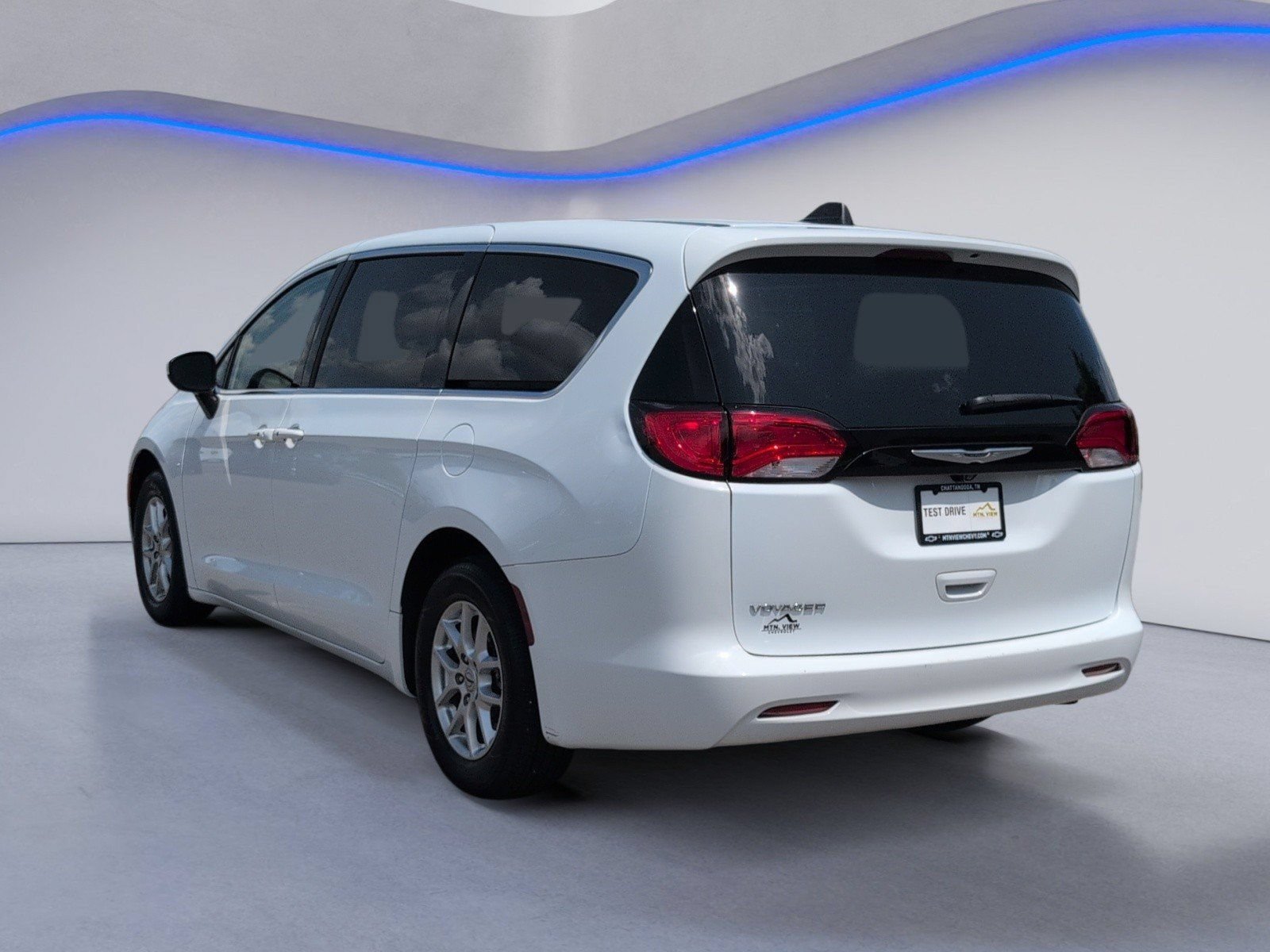 Used 2023 Chrysler Voyager LX FWD image 3