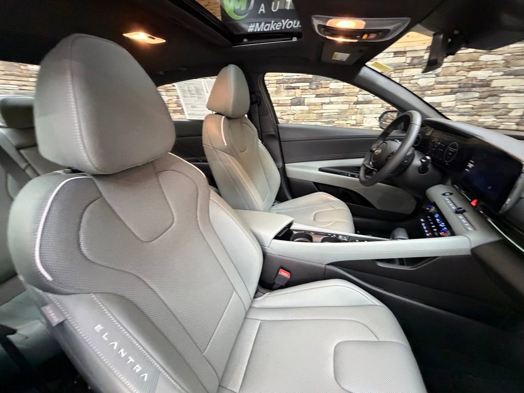 Certified 2025 Hyundai Elantra Limited FWD image 13