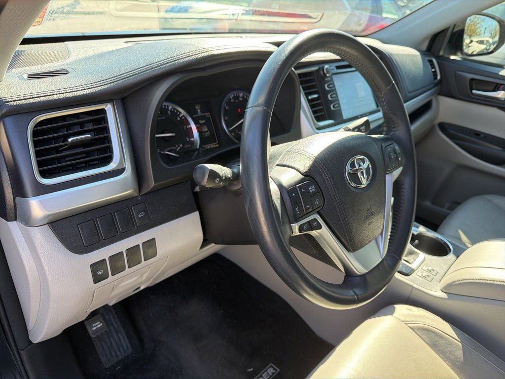 Used 2016 Toyota Highlander XLE image 24