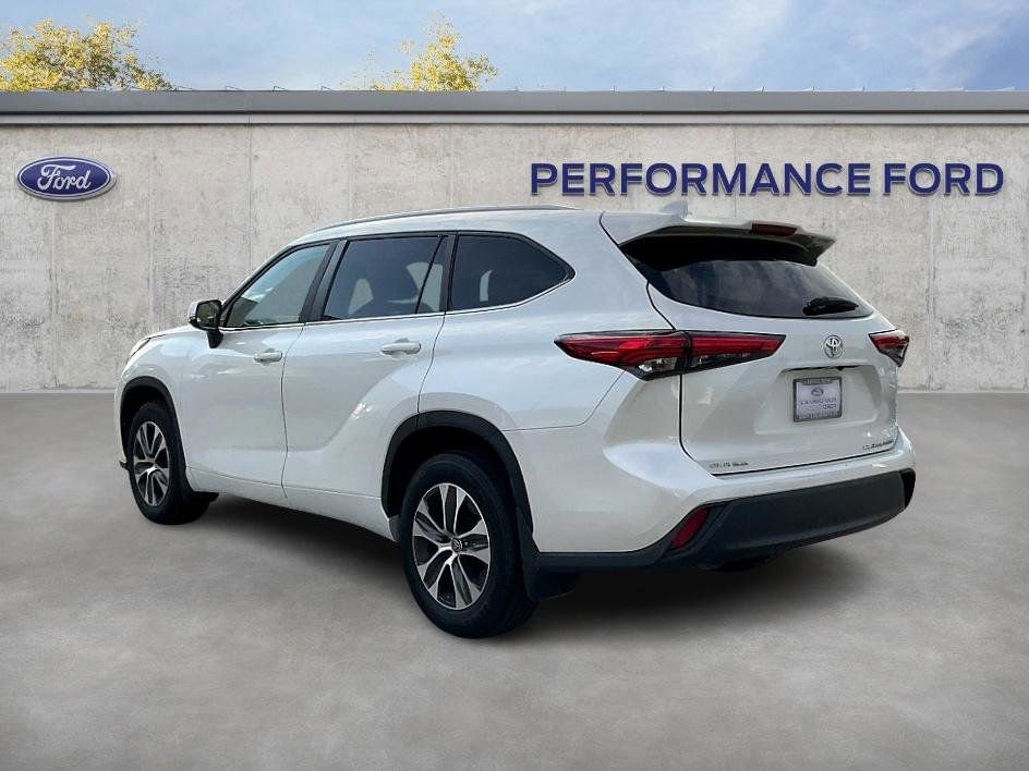 Used 2023 Toyota Highlander XLE image 7