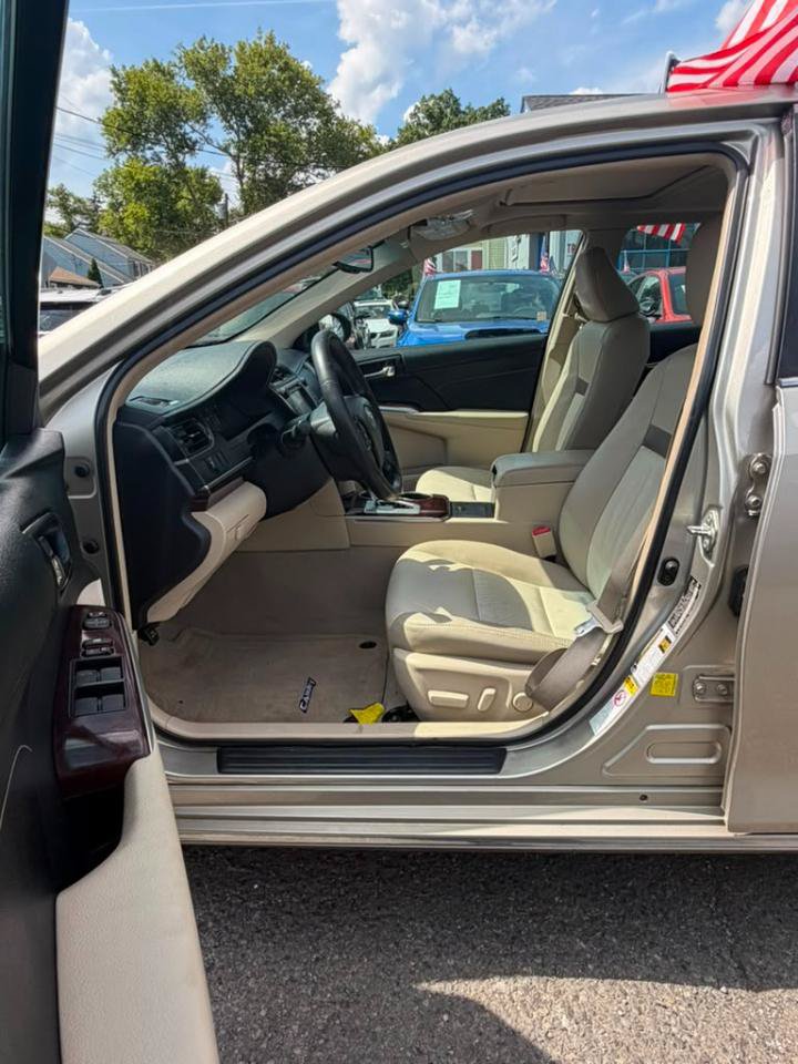 Used 2014 Toyota Camry XLE w/ Leather Package FWD image 16
