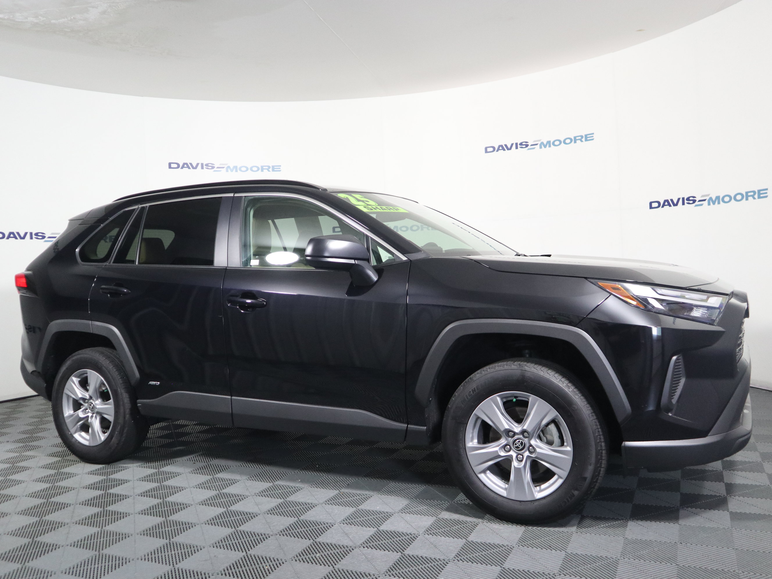 Used 2025 Toyota RAV4 LE AWD/4WD image 4