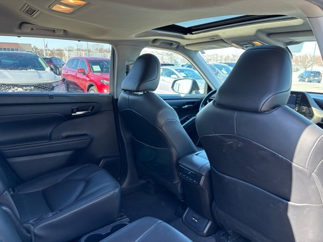 Used 2020 Toyota Highlander XLE image 25