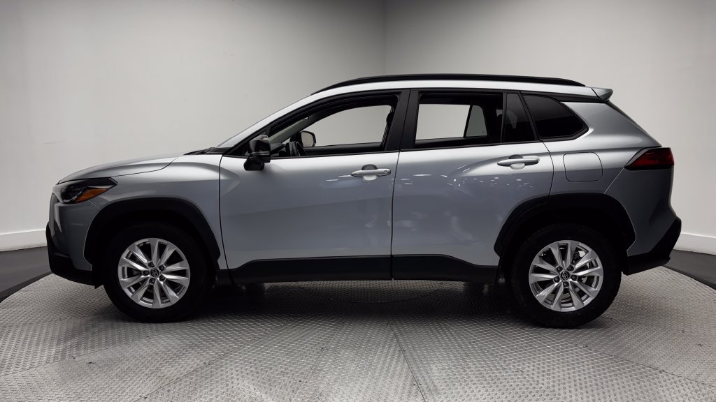 Certified 2025 Toyota Corolla Cross LE FWD image 4