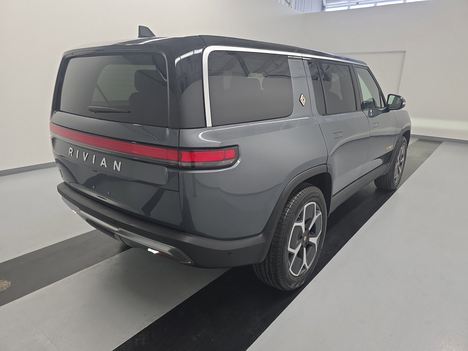 Used 2023 Rivian R1S Adventure AWD/4WD image 5