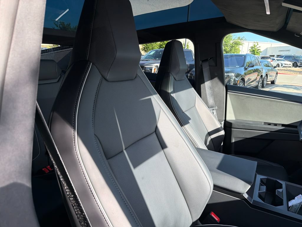 Used 2024 Tesla Cybertruck AWD Crew Cab image 39