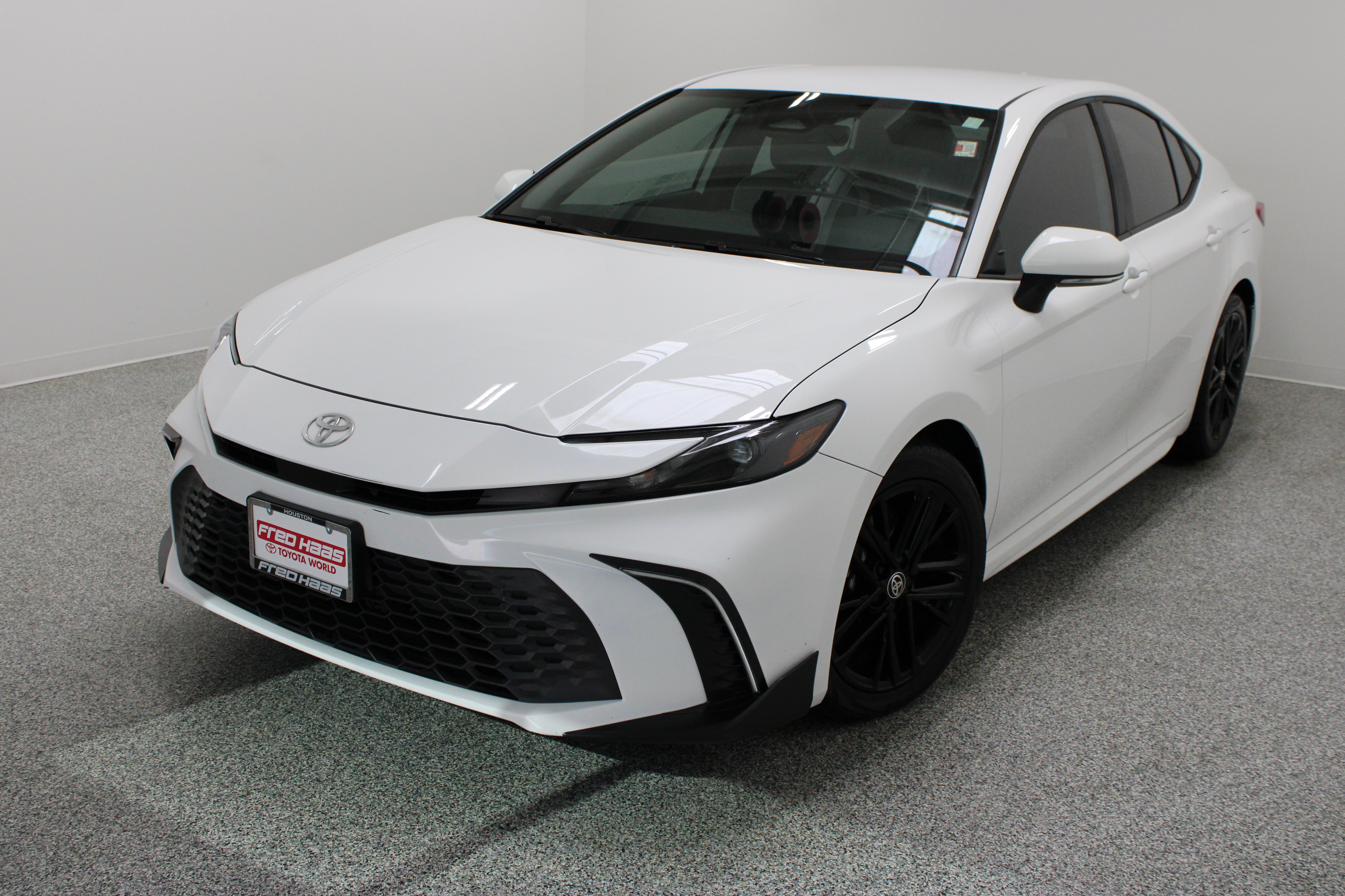Used 2025 Toyota Camry SE w/ Convenience Package FWD image 2