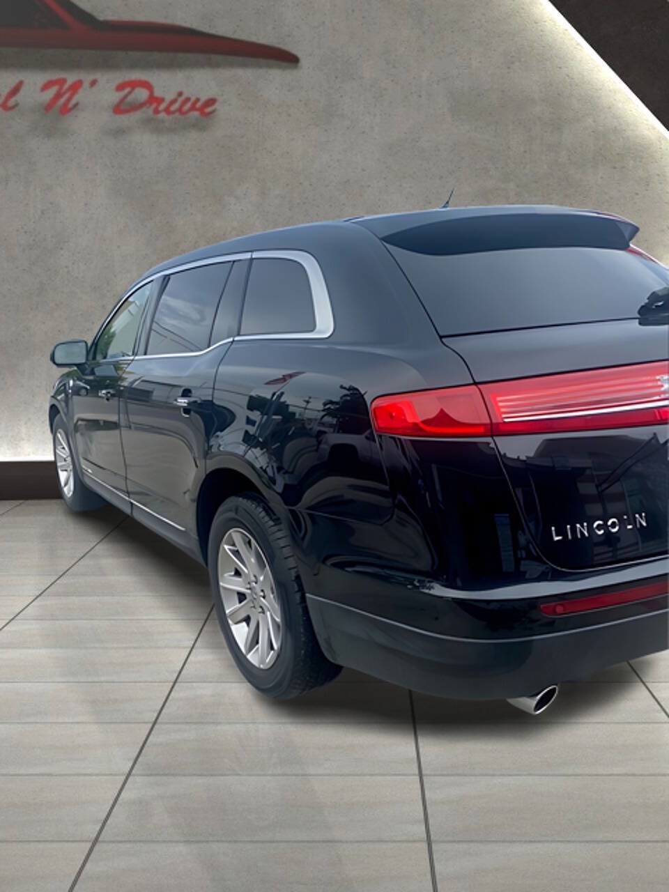 Used 2015 Lincoln MKT AWD image 6