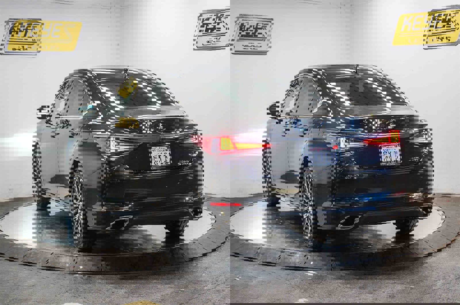 Used 2023 Lexus ES 350 w/ Premium Package image 2