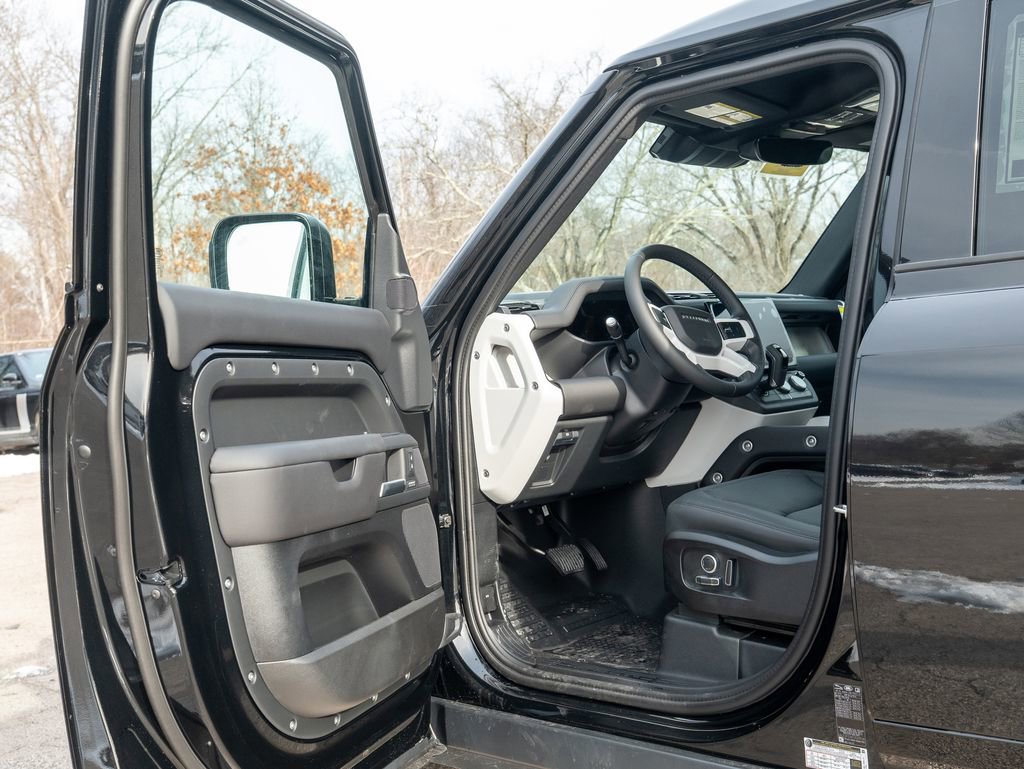New 2026 Land Rover Defender 130 X-Dynamic SE image 10