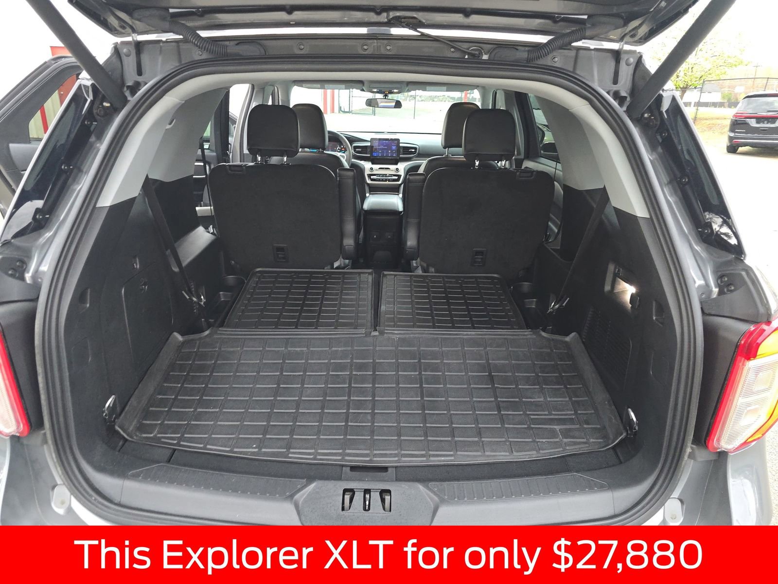 Used 2023 Ford Explorer XLT w/ Equipment Group 202A RWD image 21