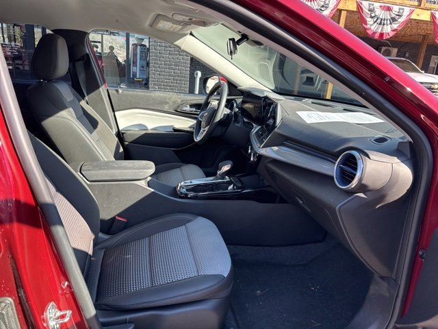 Used 2024 Chevrolet Trax LT w/ LT Convenience Package image 16