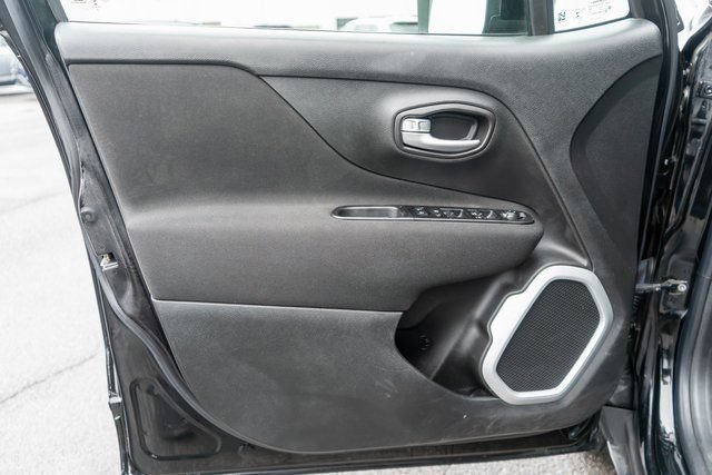 Used 2020 Jeep Renegade Latitude w/ Cold Weather Group AWD/4WD image 18