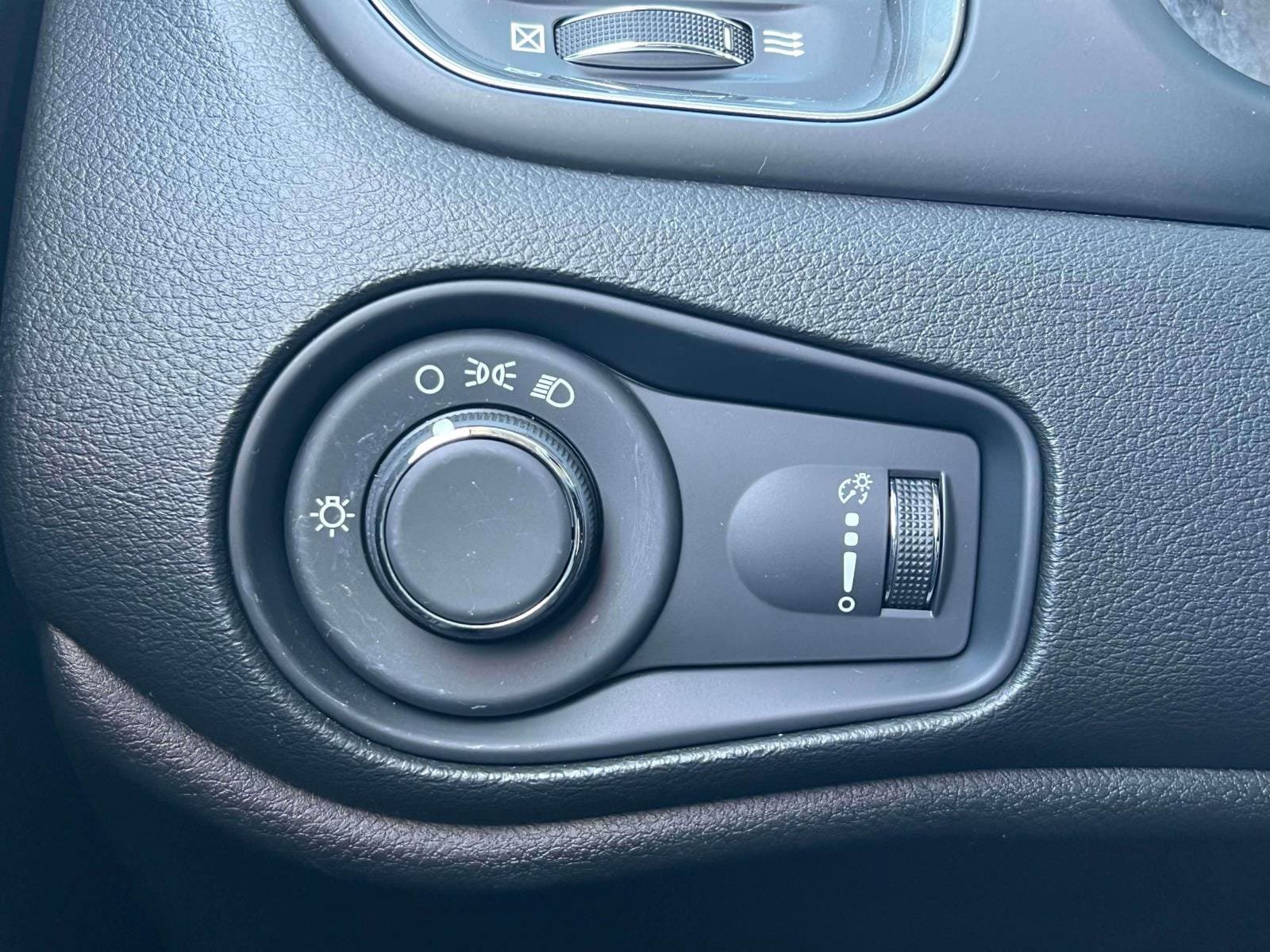 Used 2023 Jeep Renegade Latitude AWD/4WD image 17