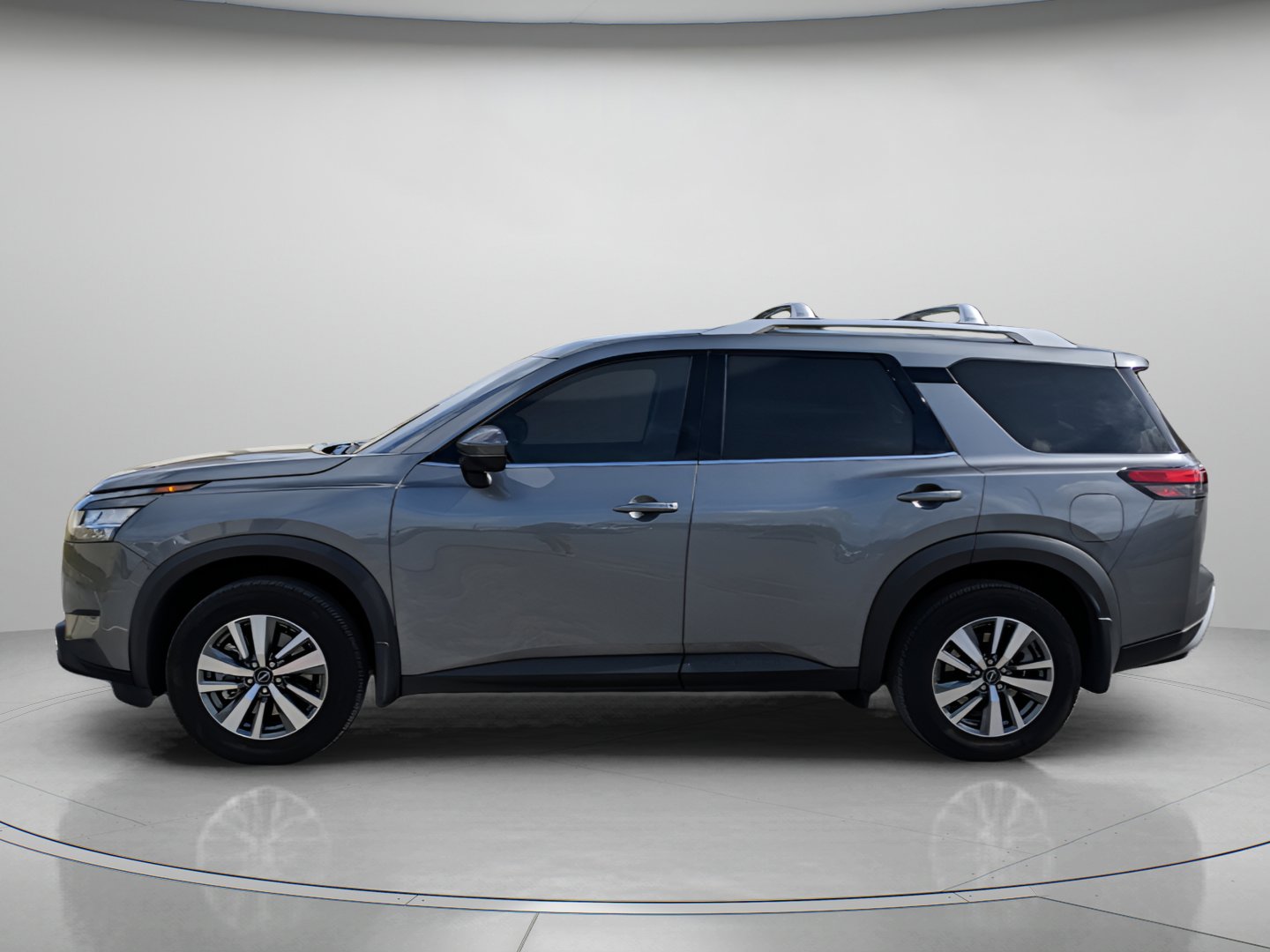 Used 2024 Nissan Pathfinder SL w/ Black Appearance Package FWD image 5