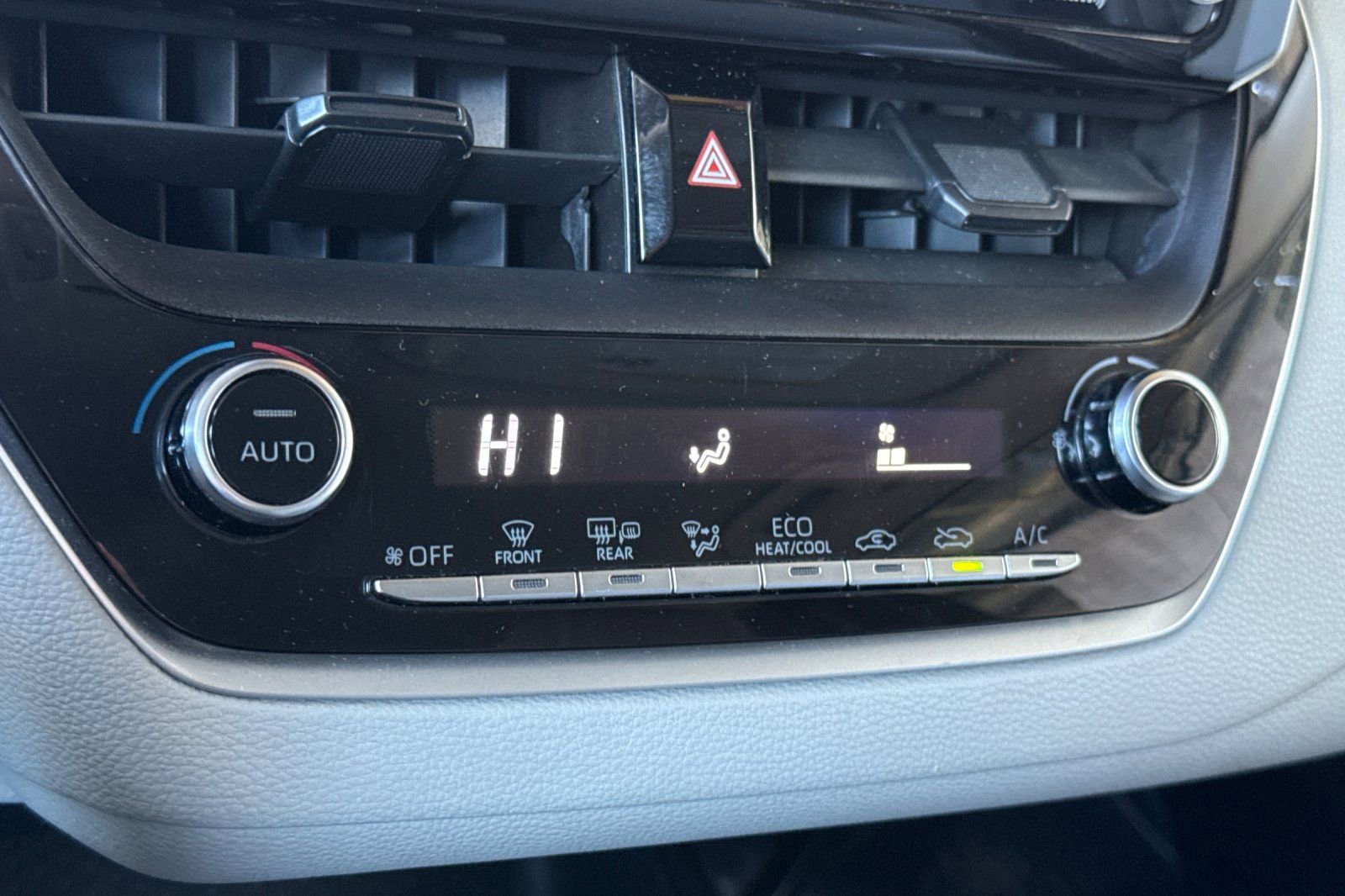 Used 2021 Toyota Corolla LE w/ Carpet Mat Package (TMS) image 22