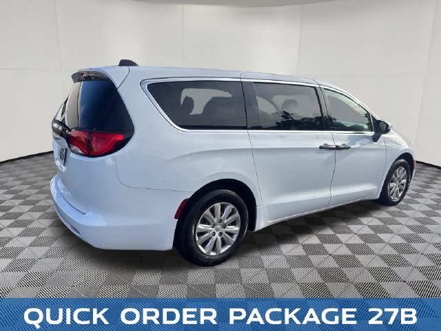 Used 2020 Chrysler Voyager L FWD image 6