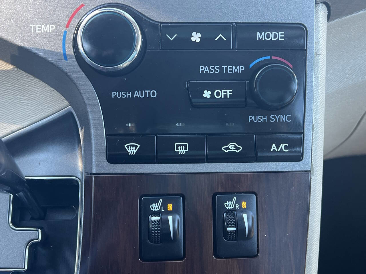 Used 2015 Toyota Venza XLE image 35