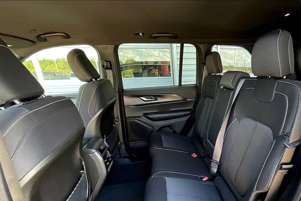 New 2025 Jeep Grand Cherokee Laredo w/ Luxury Tech Group I image 15