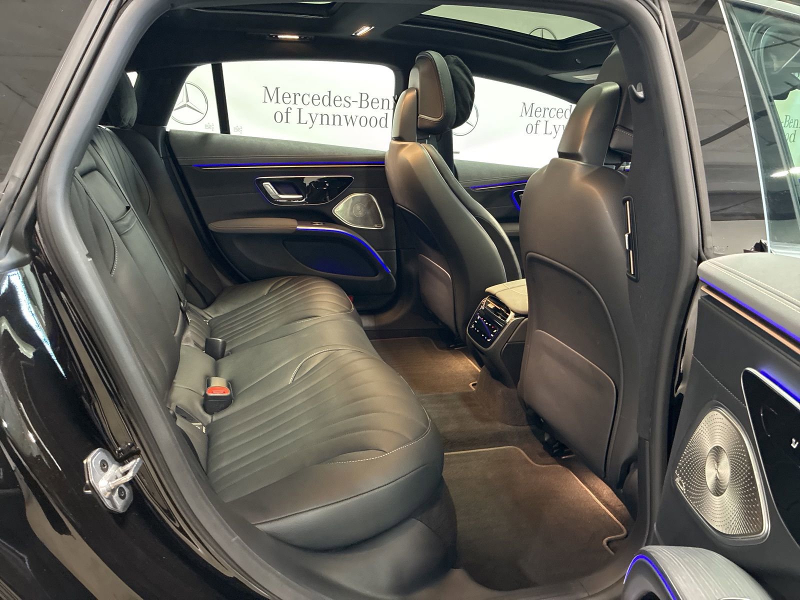 Used 2023 Mercedes-Benz EQS 580 4MATIC Sedan w/ Exclusive Trim Package image 29