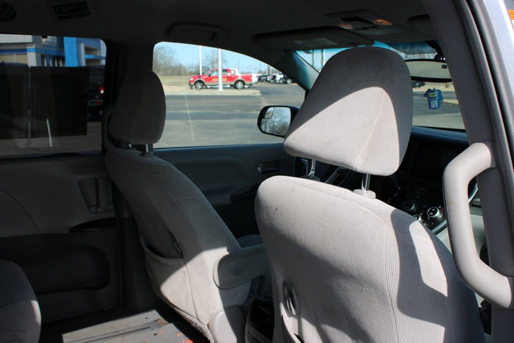 Used 2015 Toyota Sienna LE image 29