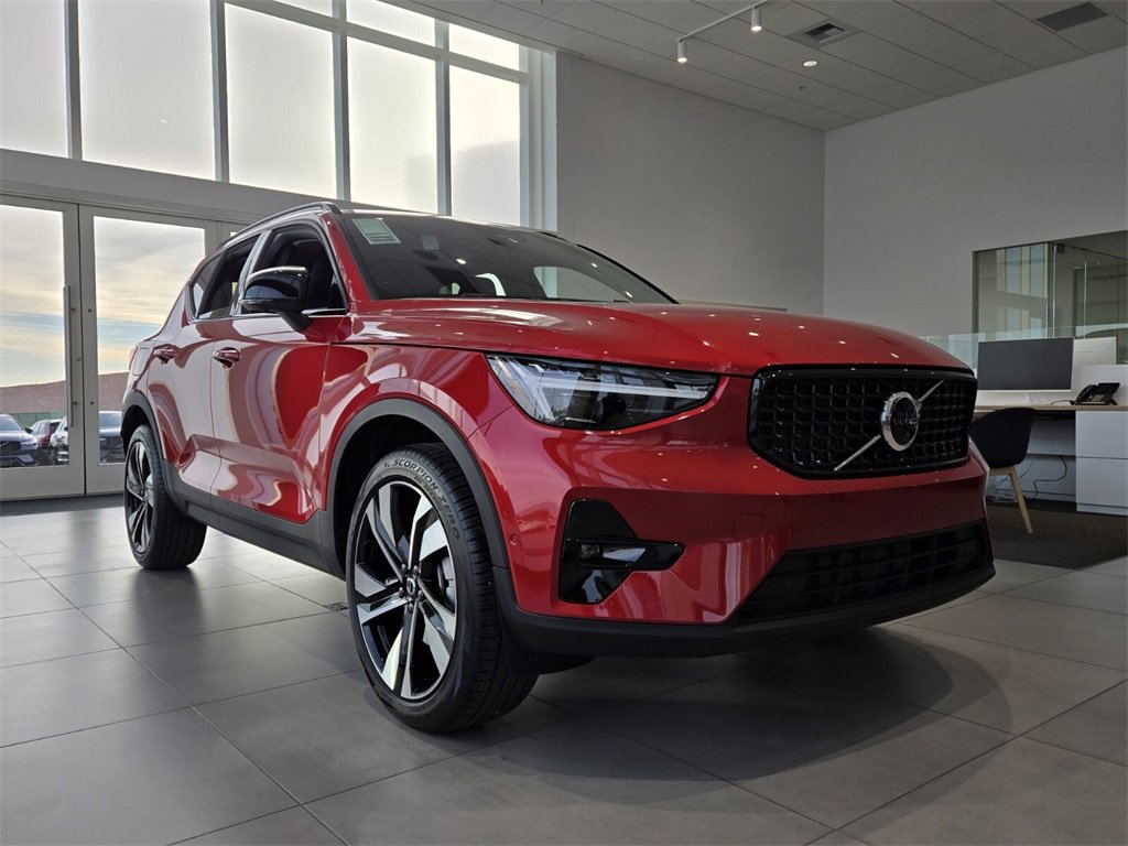 New 2025 Volvo XC40 B5 Ultra w/ Climate Package image 3