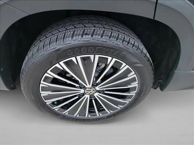 Used 2025 Volkswagen Taos SE w/ Panoramic Sunroof Package image 13