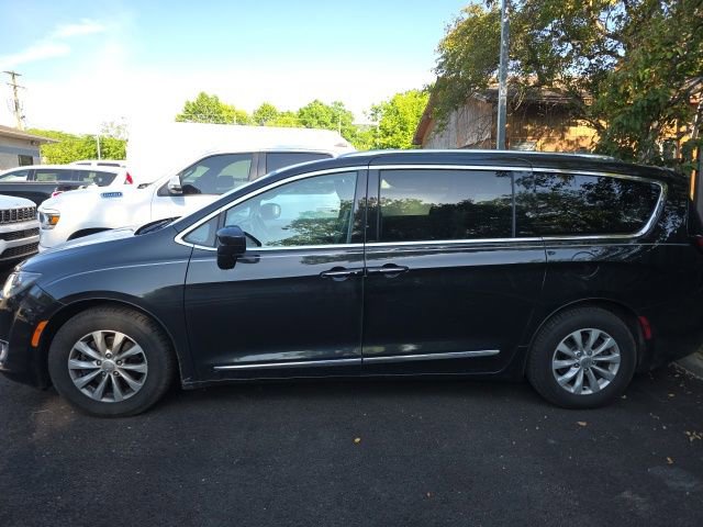 Used 2018 Chrysler Pacifica Touring-L FWD image 10