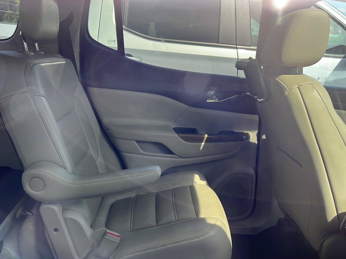 Used 2019 GMC Acadia Denali w/ Technology Package FWD image 10