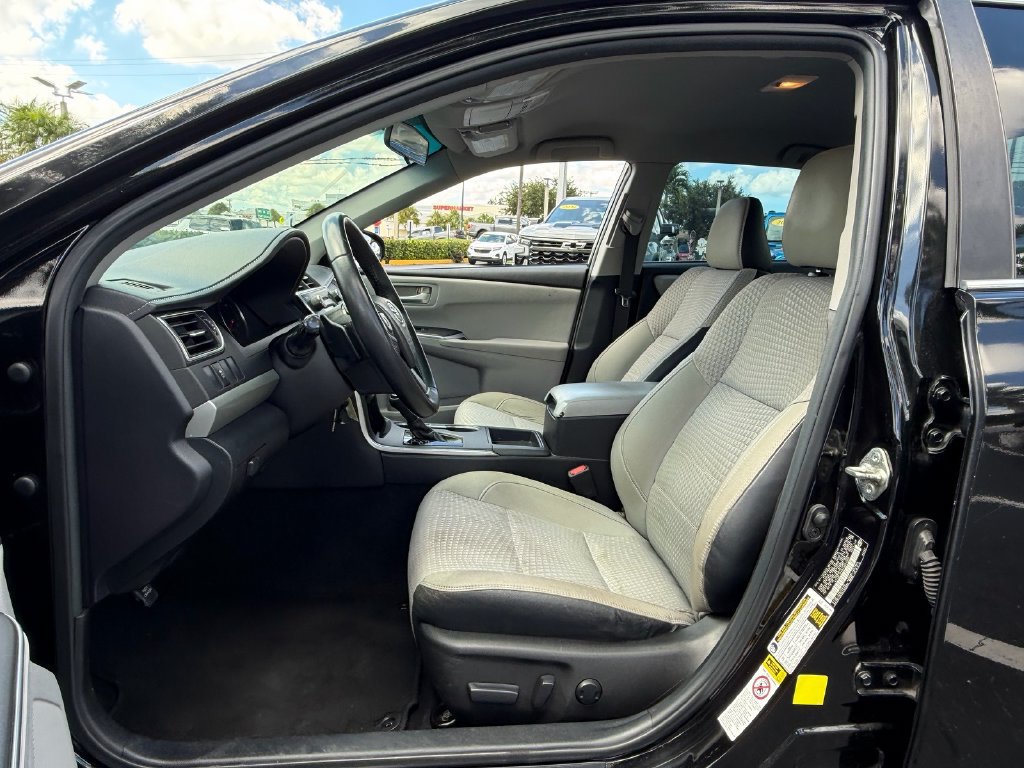 Used 2015 Toyota Camry SE FWD image 9