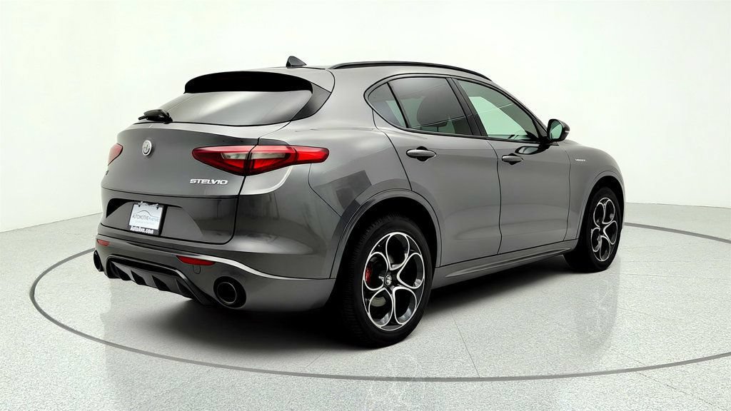 Used 2022 Alfa Romeo Stelvio Veloce AWD/4WD image 5