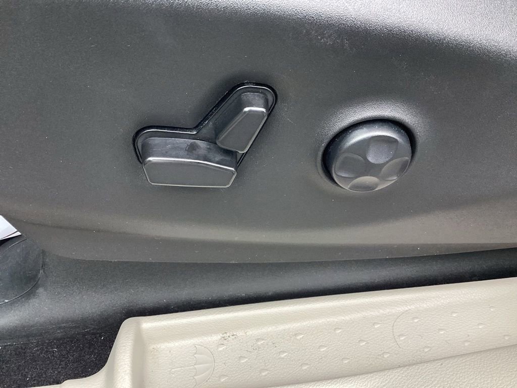 Used 2023 Chrysler Pacifica Touring-L image 18