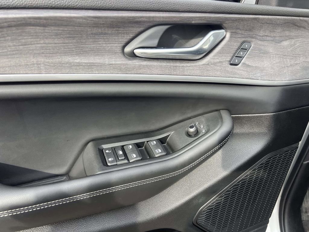 Used 2025 Jeep Grand Cherokee L Limited image 22