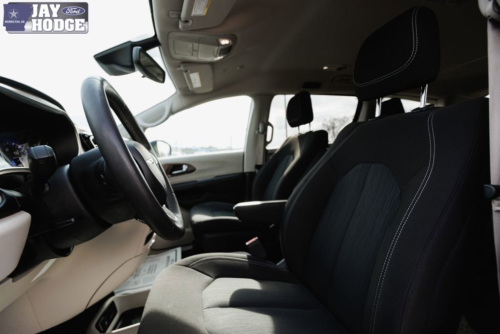 Used 2023 Chrysler Voyager LX image 34