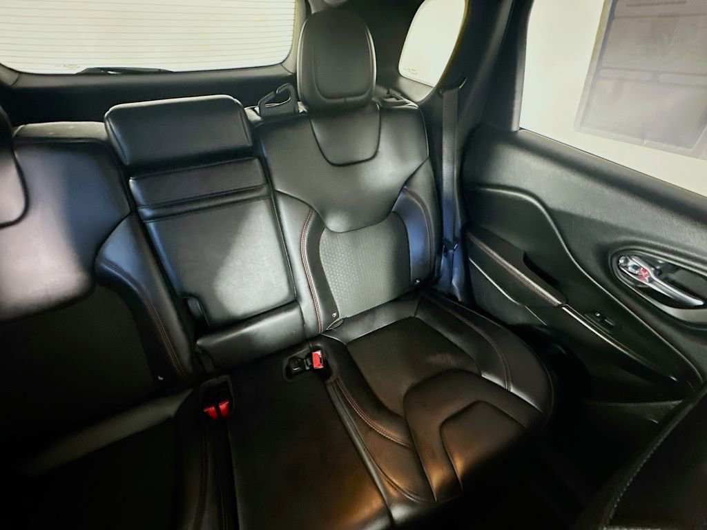 Used 2019 Jeep Cherokee Trailhawk w/ Comfort/Convenience Group AWD/4WD image 14