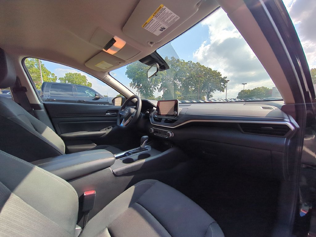 Used 2025 Nissan Altima 2.5 SV FWD image 31