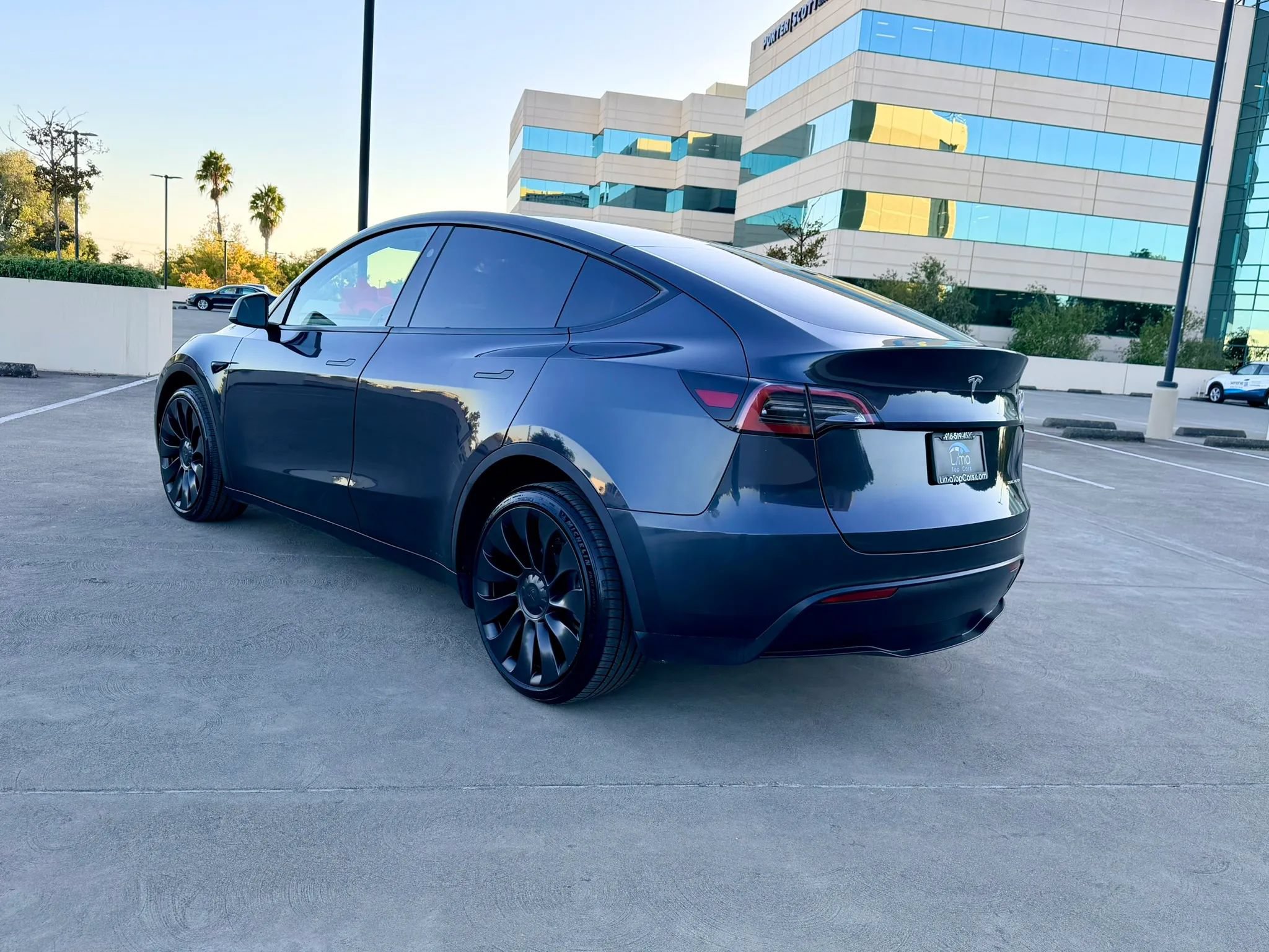 Used 2025 Tesla Model Y Long Range AWD/4WD image 9
