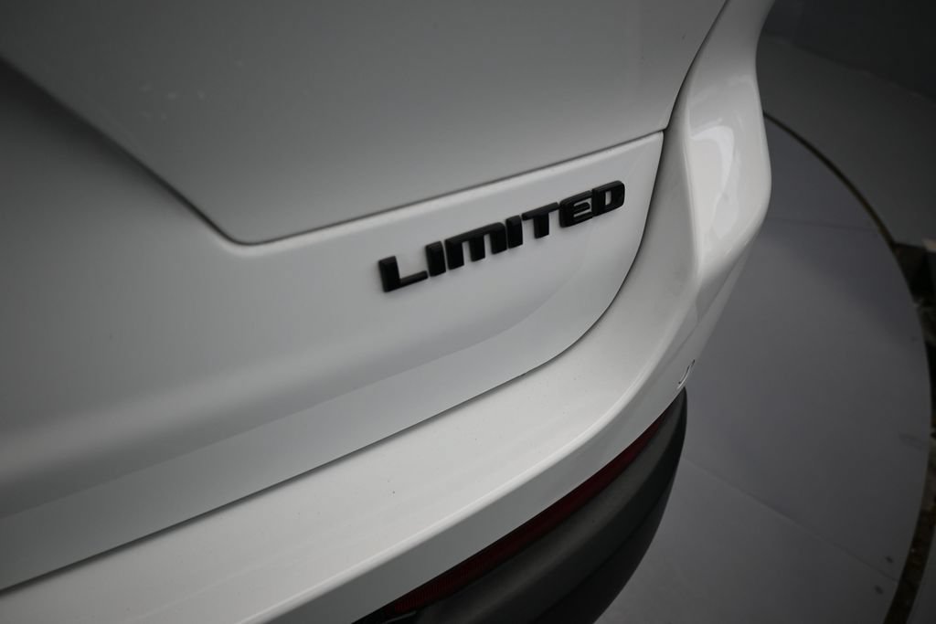 Used 2025 Jeep Grand Cherokee L Limited w/ Black Appearance Package AWD/4WD image 47