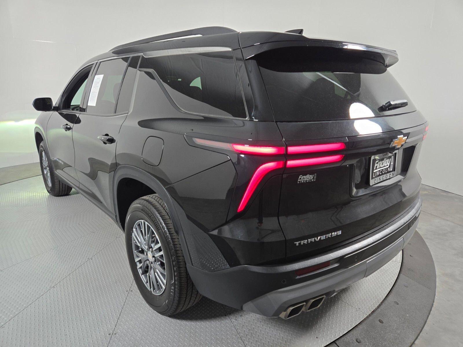 Used 2025 Chevrolet Traverse LT FWD image 6