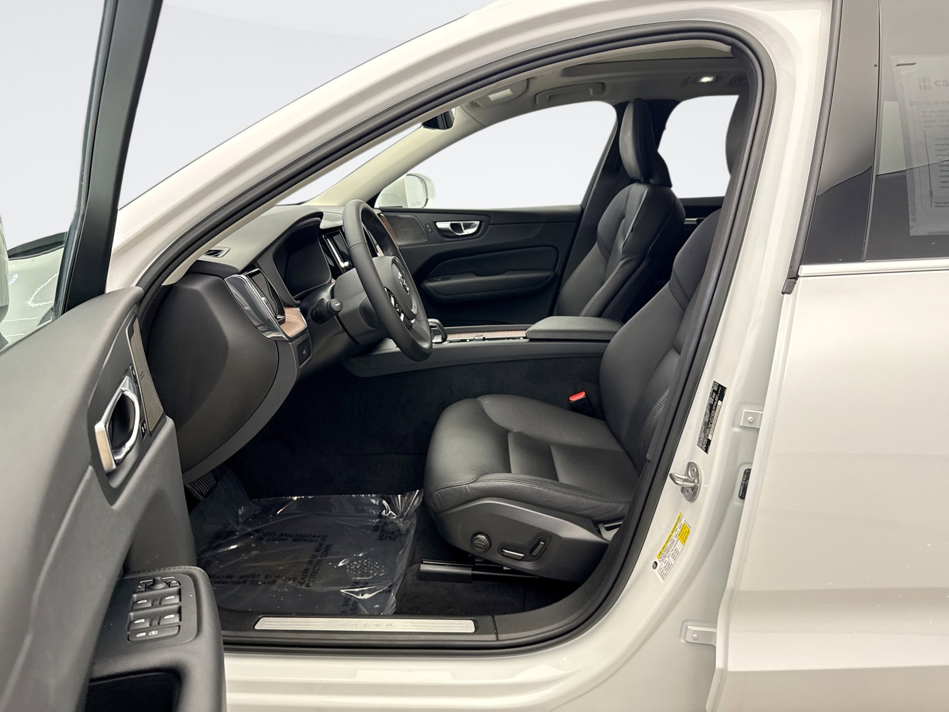 Used 2023 Volvo XC60 B5 Plus image 10