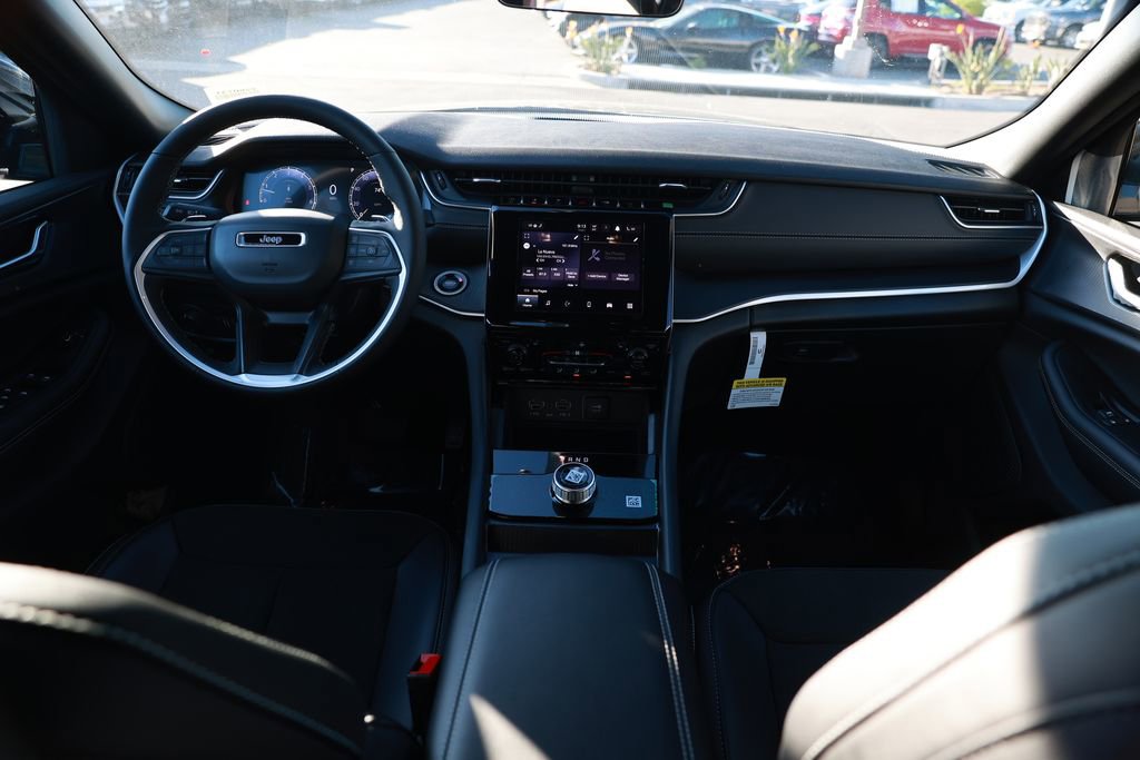 New 2025 Jeep Grand Cherokee Altitude image 19