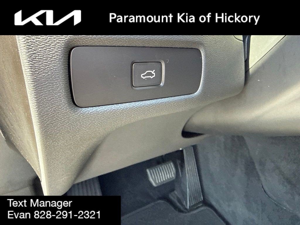 Used 2025 Volvo XC60 B5 Plus AWD/4WD image 19