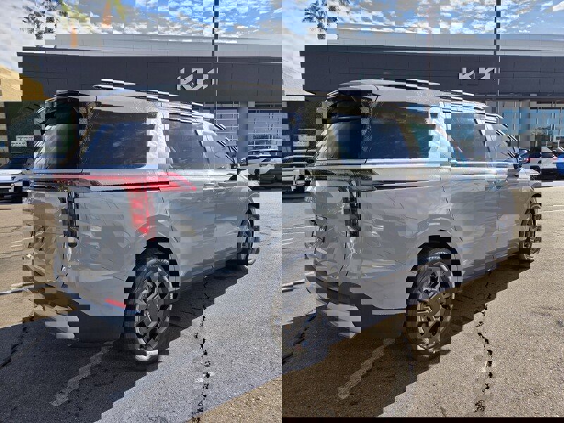 New 2026 Kia Carnival EX image 3