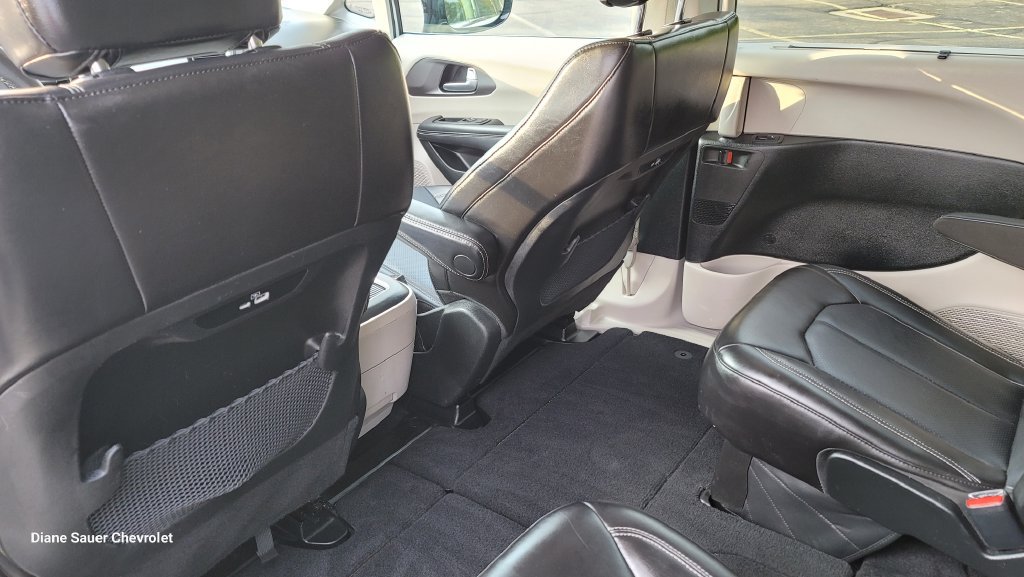 Used 2024 Chrysler Pacifica Touring-L FWD image 27
