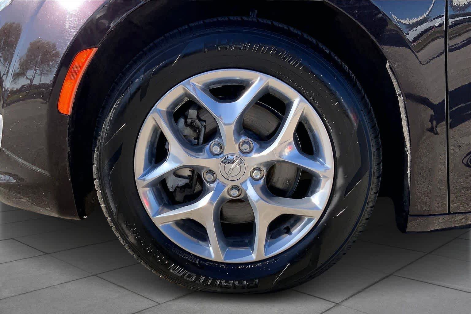 Used 2019 Chrysler Pacifica Limited FWD image 14